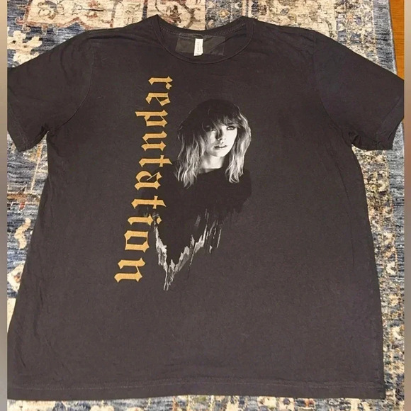 Taylor Swift Stadium Concert Tour Reputation Unisex Short Sleeve Canvas T-Shirt - Picture 1 of 9